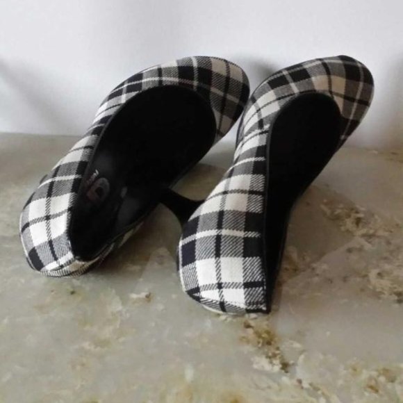BROWNS ID 7.5 PLAID FABRIC HEELS - Picture 2 of 5